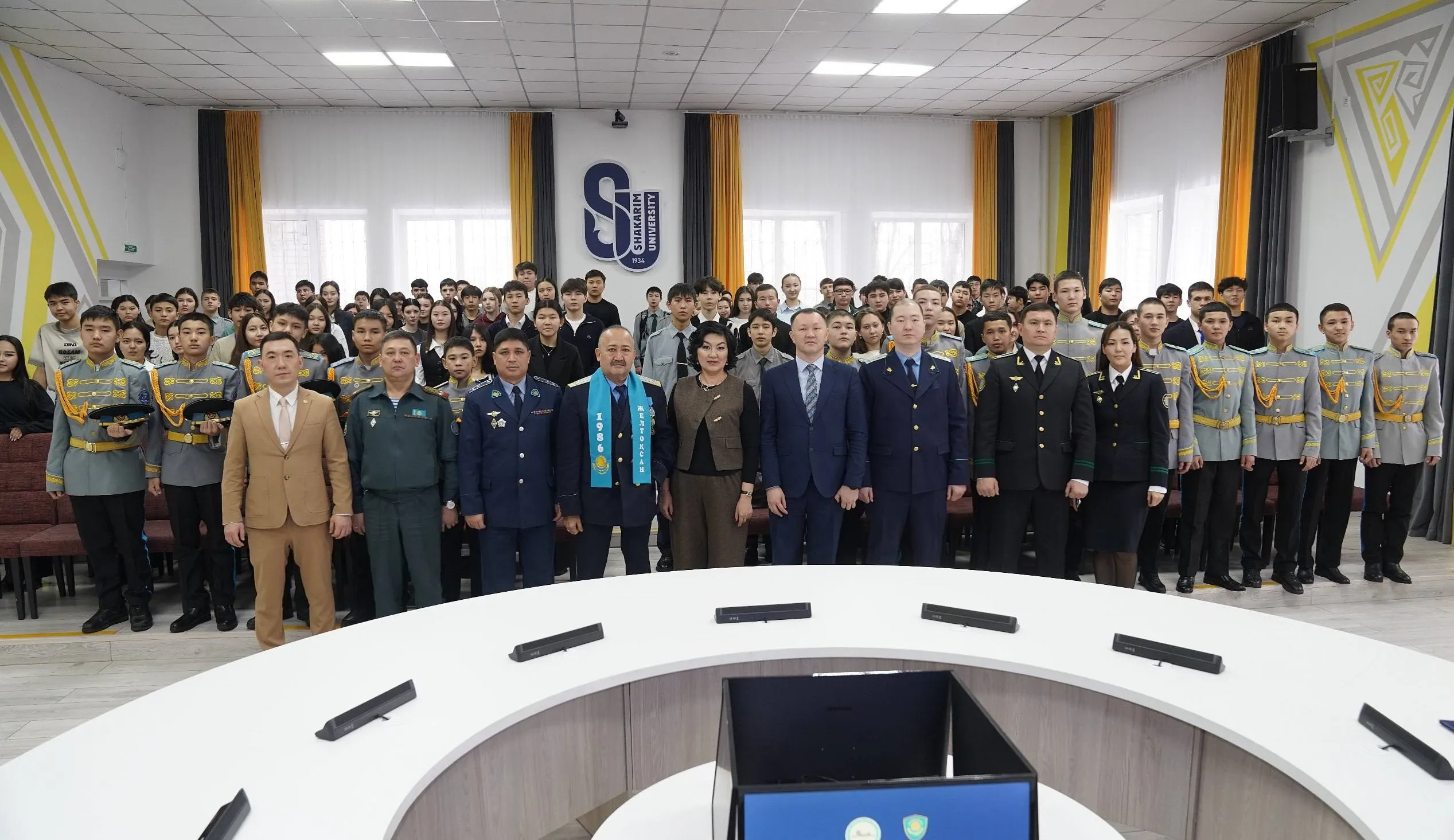 В области Абай около 300 студентов приняли участие во встрече, направленной на повышение правовой грамотности