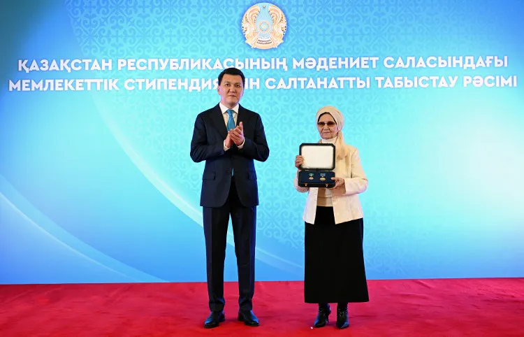 Мемлекеттік кеңесші Президент атынан «Халық қаһарманы» Бауыржан Момышұлының туыстарына Алтын жұлдыз бен «Отан» орденін тапсырды