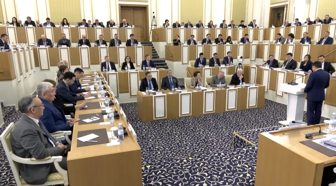 Заңгер Конституциялық комиссияның отырысында қазіргі Ата заңдағы мағыналық қателерге назар аударды