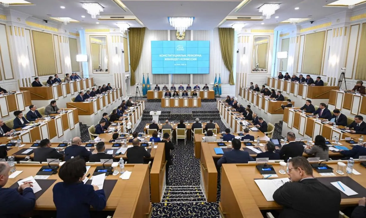 Конституционная комиссия приступила к обсуждению проекта поправок