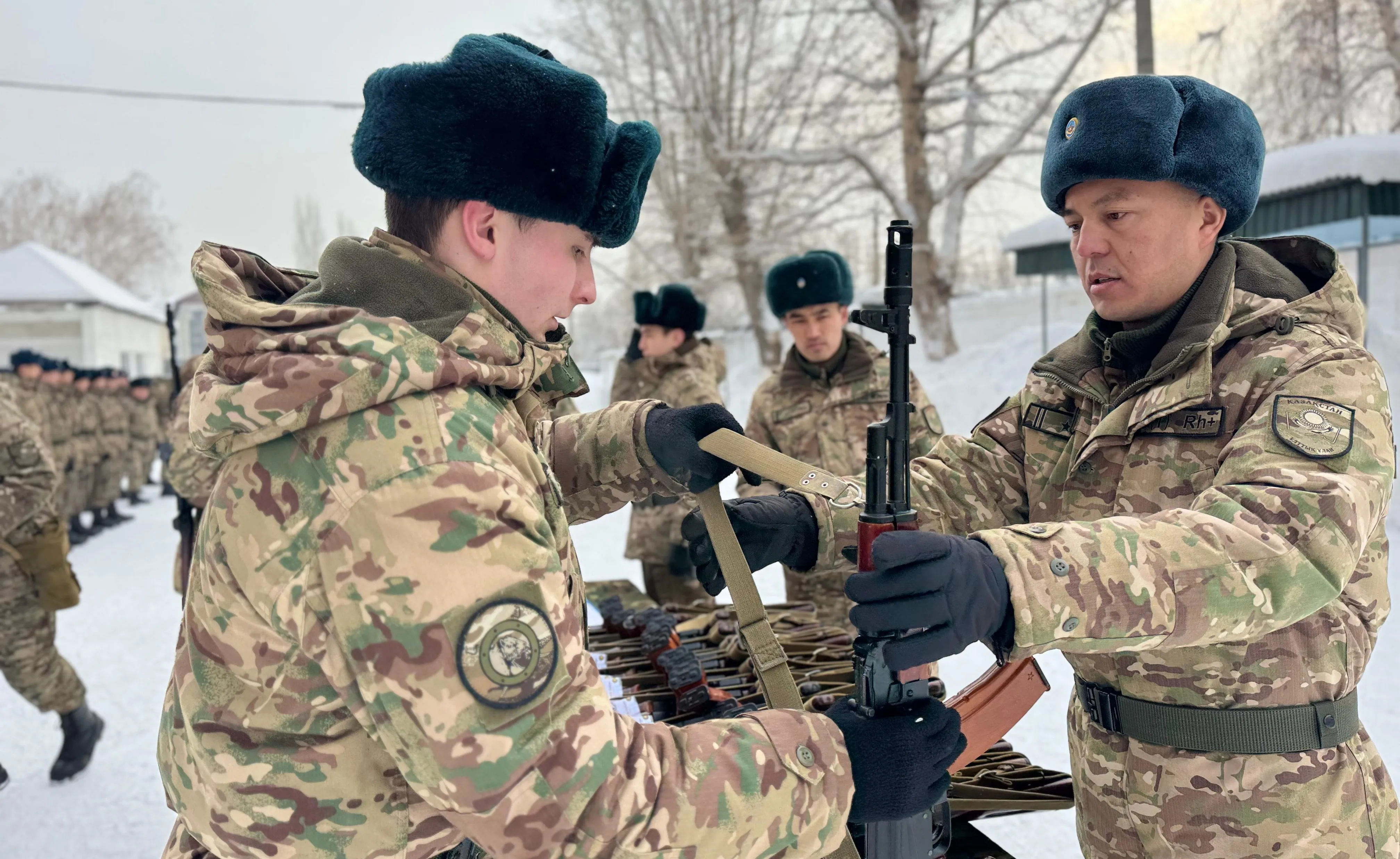 В Усть-Каменогорске молодым  военнослужащим выдали боевое оружие