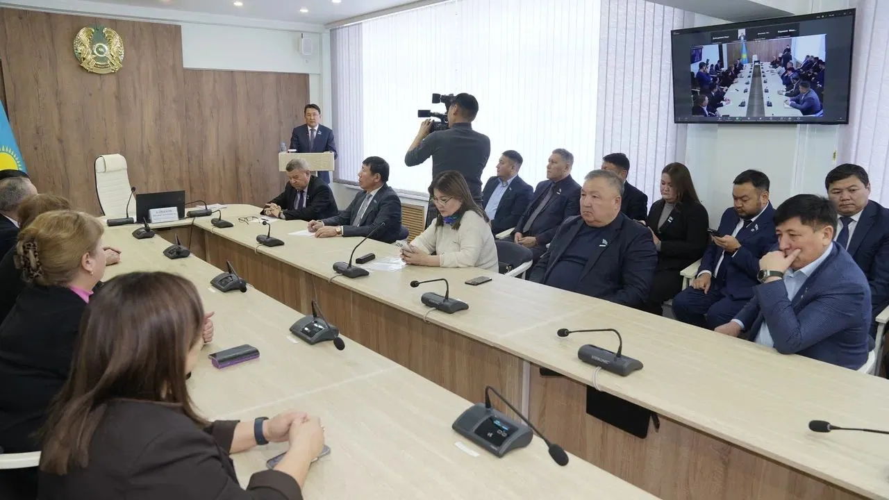 Абай облыстық мәслихатында жаңа Конституция жобасы талқыланды 