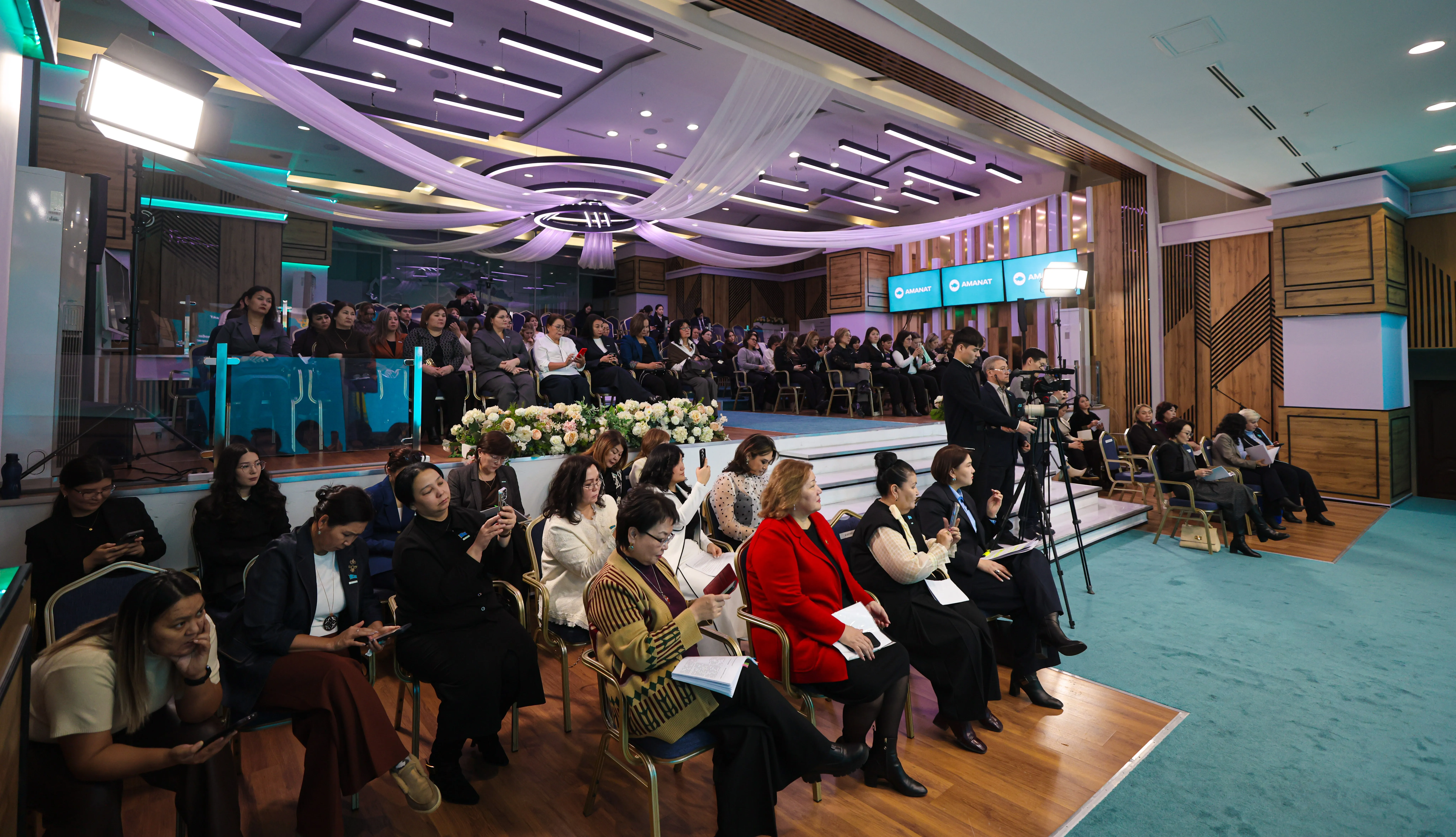 Негізгі заңға әйелдер көзқарасы: «AMANAT» партиясының Әйелдер қанаты жаңа Конституция жобасын әзірлеуге атсалысуда