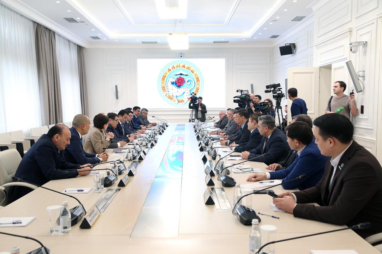 Алматыда халықпен кездесуде Конституцияға енгізілген өзгерістер түсіндірілді