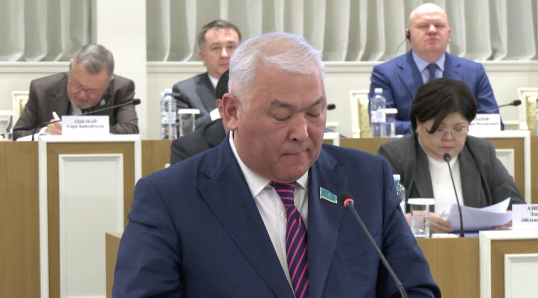 «Человека не спором убеждают, а клеймом «отменяют» – Мурат Абенов рассказал, как новая Конституции защитит честь и достоинство человека