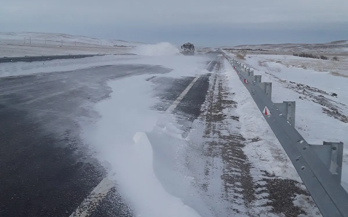 Қысқы күтім талапқа сай емес: республикалық жолдар тапталған қар мен мұз басқан. 