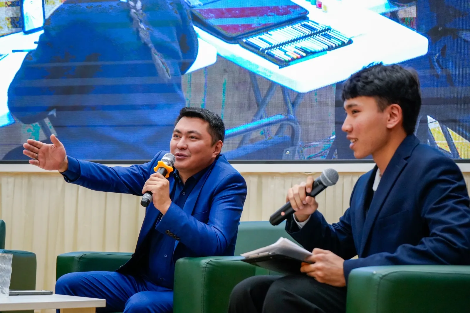 Семейские школьники встретились с депутатом Даулетом Мукаевым