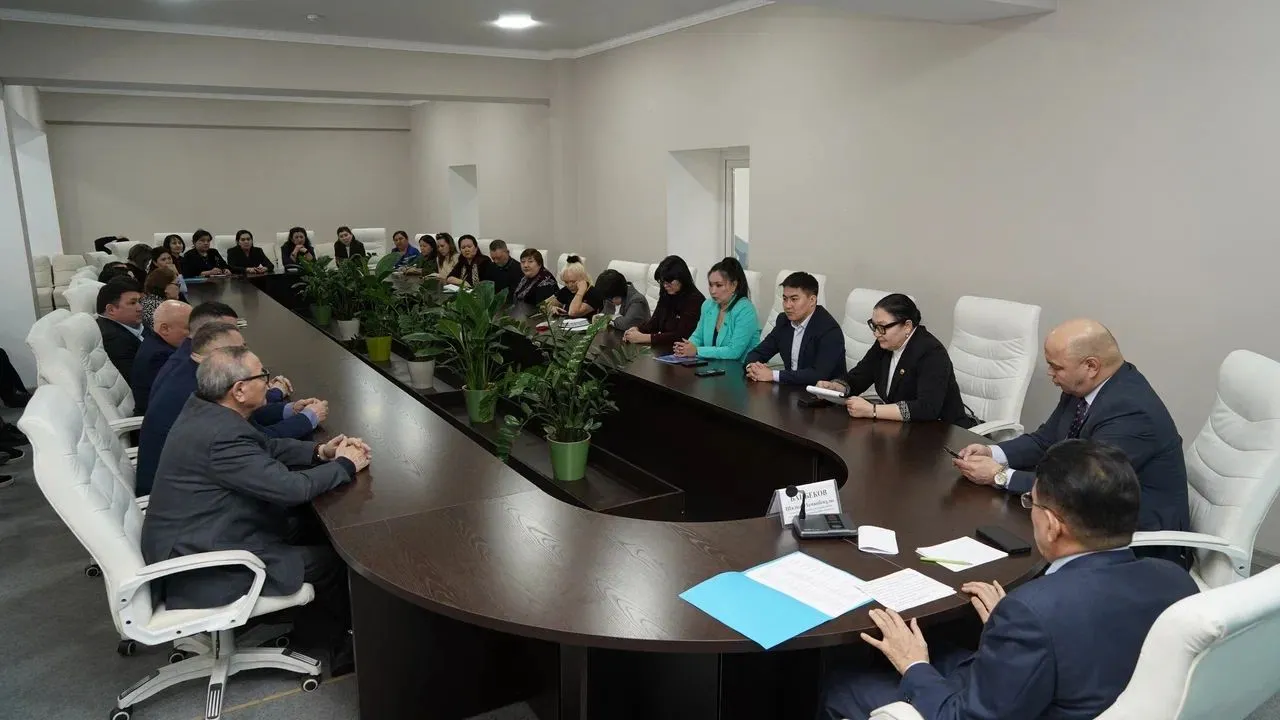 Абай облыстық мәслихатының төрағасы Шалқар Байбеков пен колледж директорлары арасында Конституция жобасына қатысты ашық диалог өтті