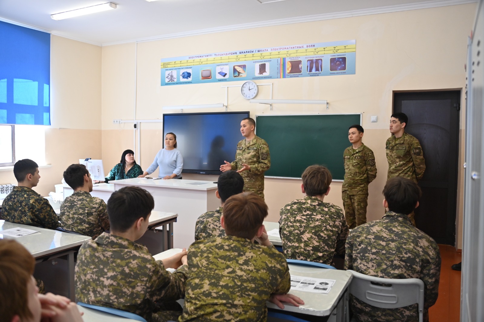 В Семее курсанты встретились со школьниками