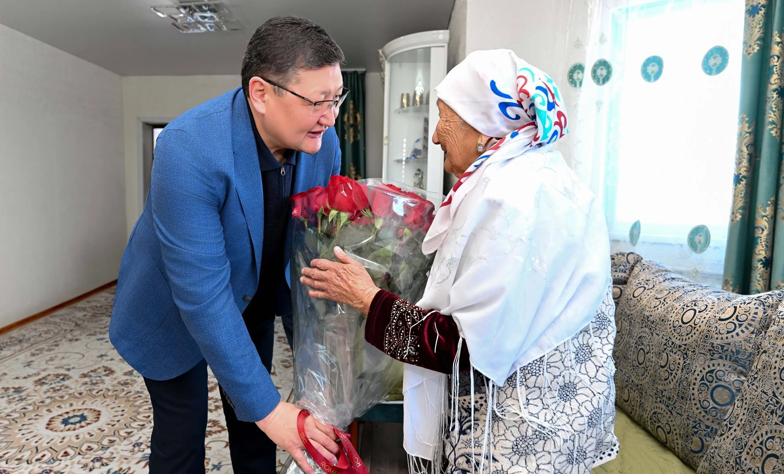 Берик Уали поздравил 104-летнюю труженицу тыла с праздником