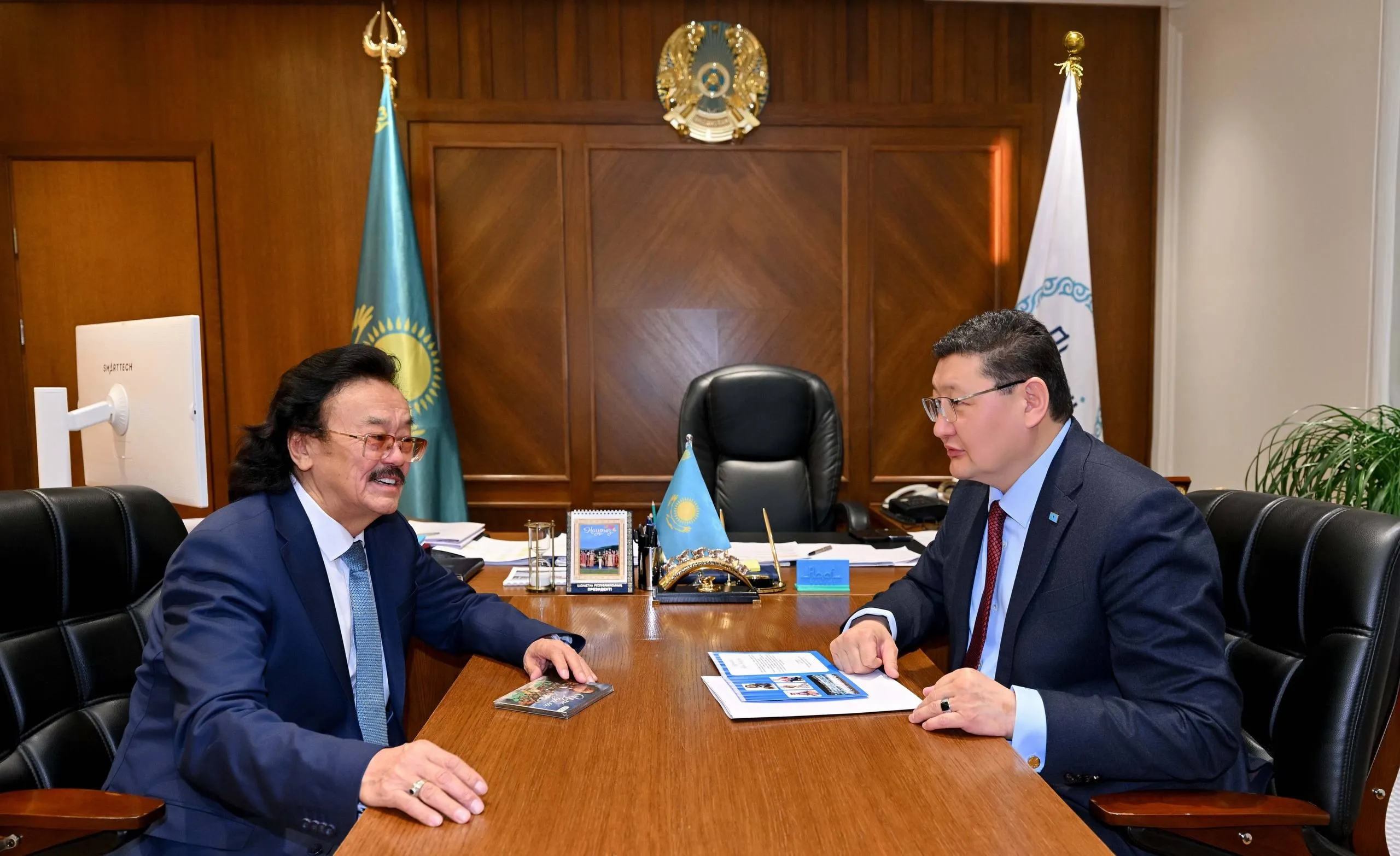 Абай облысының әкімі Қазақстанның Халық әртісі Секен Тұрысбековпен кездесті