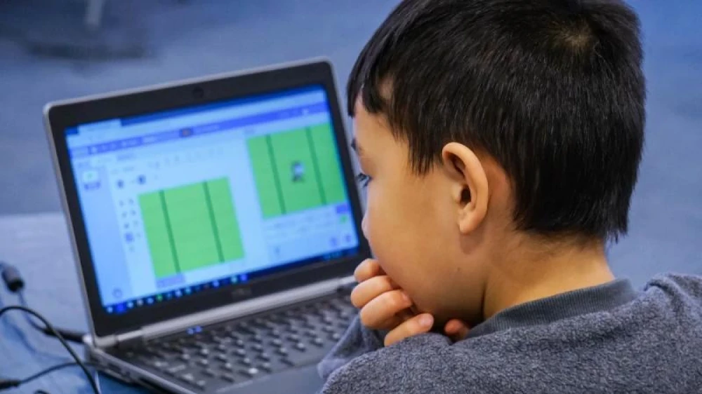 Еліміздің бірнеше өңірінде оқушылар мен студенттер онлайн оқиды  