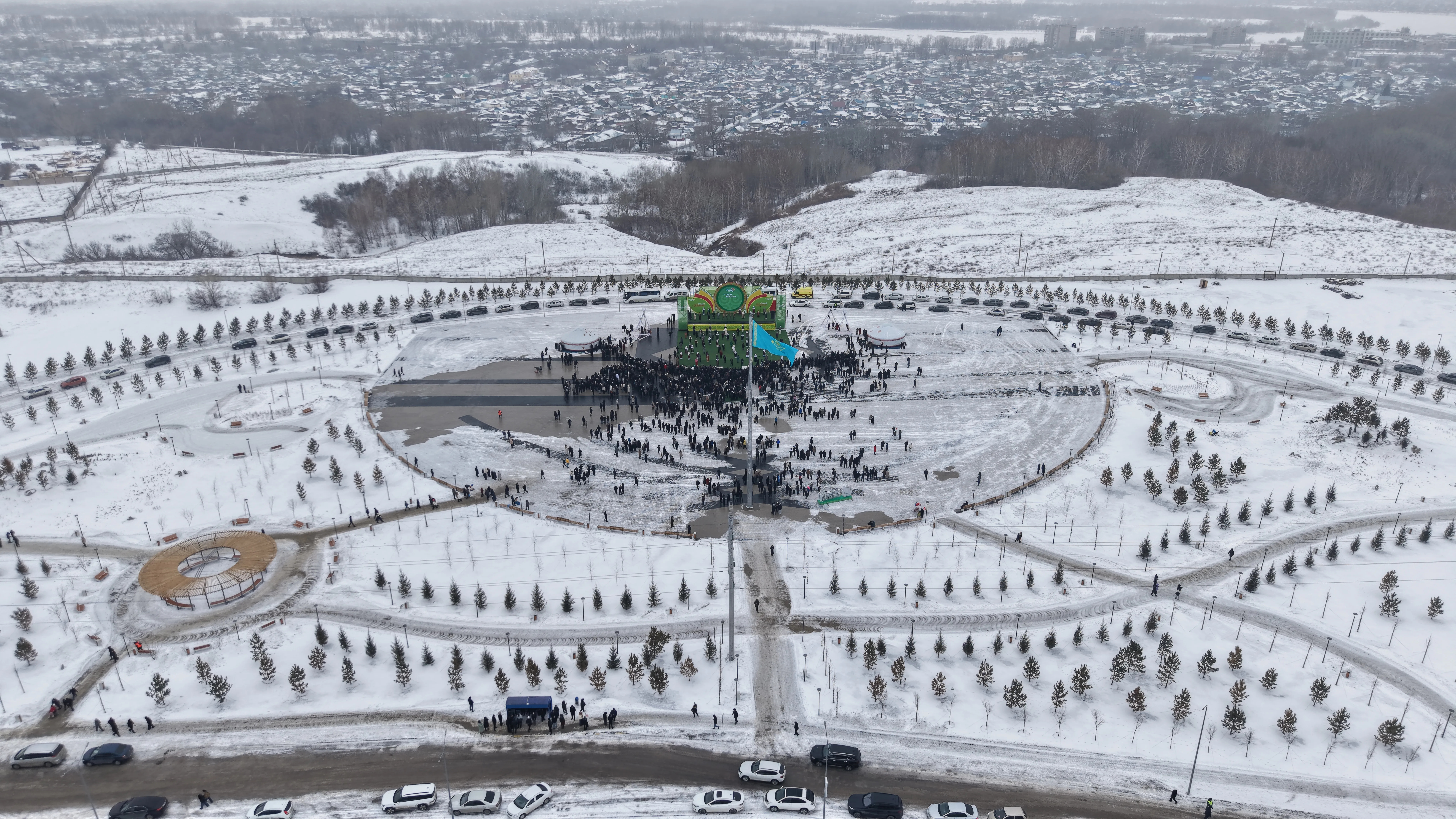 В Семее на площади Республики установлен Государственный флаг
