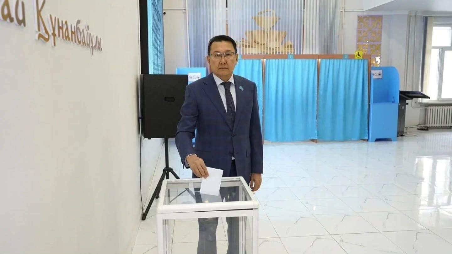 Шалкар Байбеков, председатель маслихата Абайского района, проголосовал на референдуме