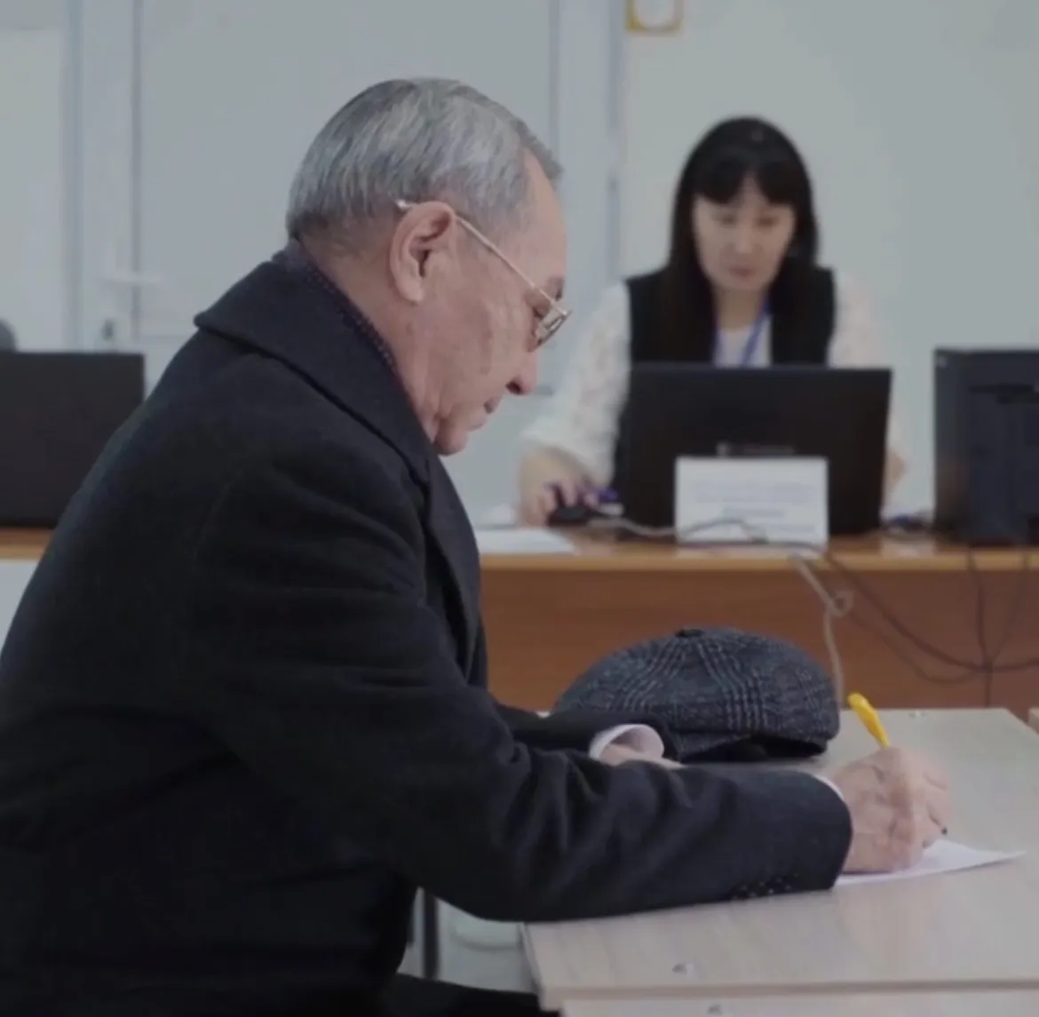 Абай облысының Қоғамдық кеңесінің төрағасы Мейрамхат Айнабеков референдумда дауыс берді