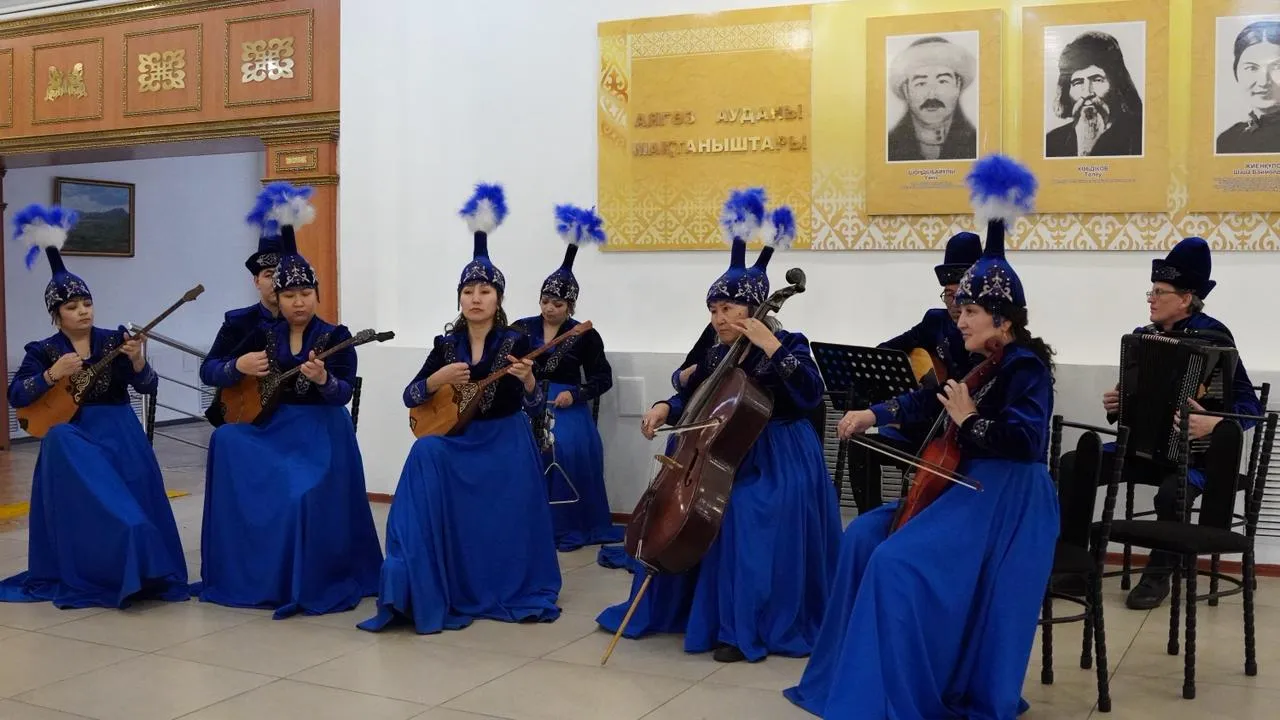 На референдумном участке в Аягозе прозвучали национальные кюи