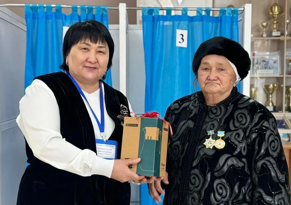 79-летняя жительница Аягоза, известная как «такси апа», приняла участие в референдуме