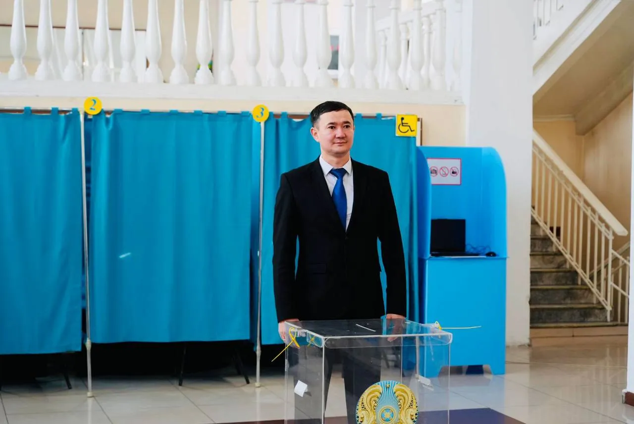 Семейлік мәдениет сарайының режиссері Еркебұлан Еңкебаев дауыс берді