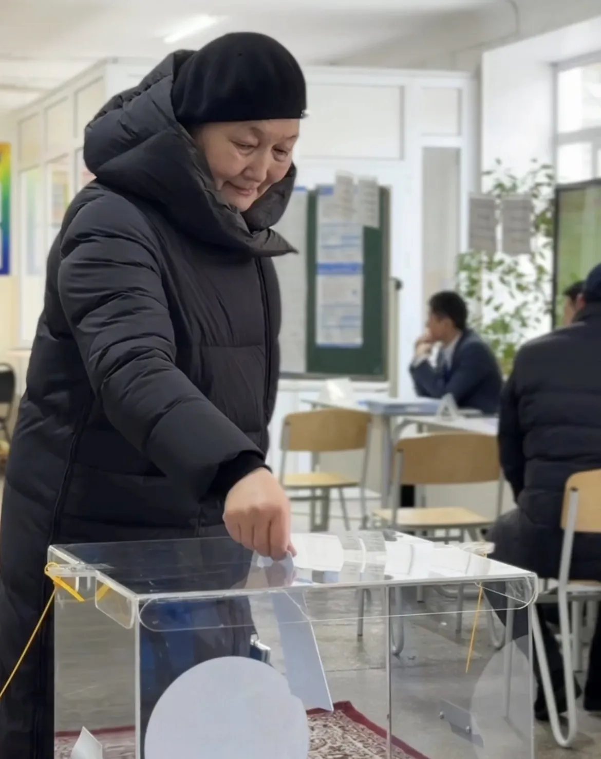 Облыстық мәслихат депутаты Шағангүл Алдамжарқызы референдумда дауыс берді