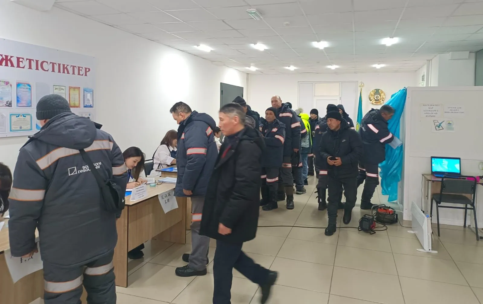  В поселке Ауэзов металлурги приняли участие в референдуме