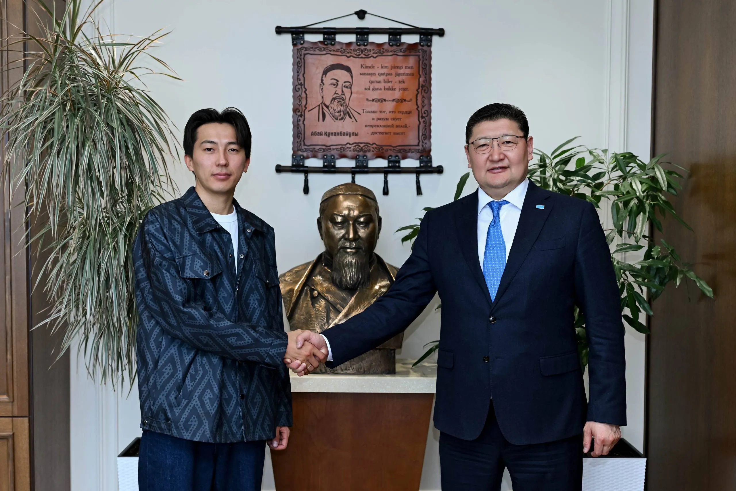 Аким области встретился с travel-блогером Дастаном Мухамедрахымом