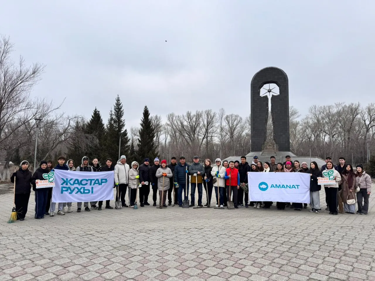 Таза бейсенбі» акциясы аясында Абай облысында «AMANAT» партиясының мүшелері 2 тоннаға жуық қоқыс шығарды