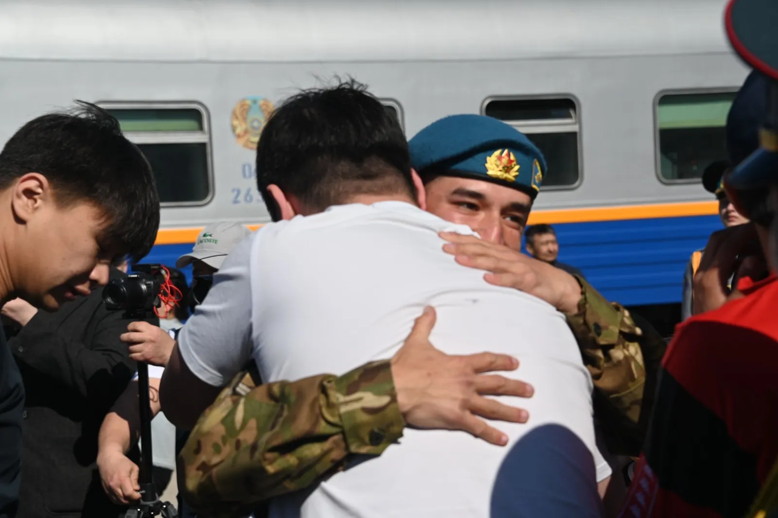 Семейде әскерден оралған сарбаздардың кезекті легін салтанатты түрде қарсы алды
