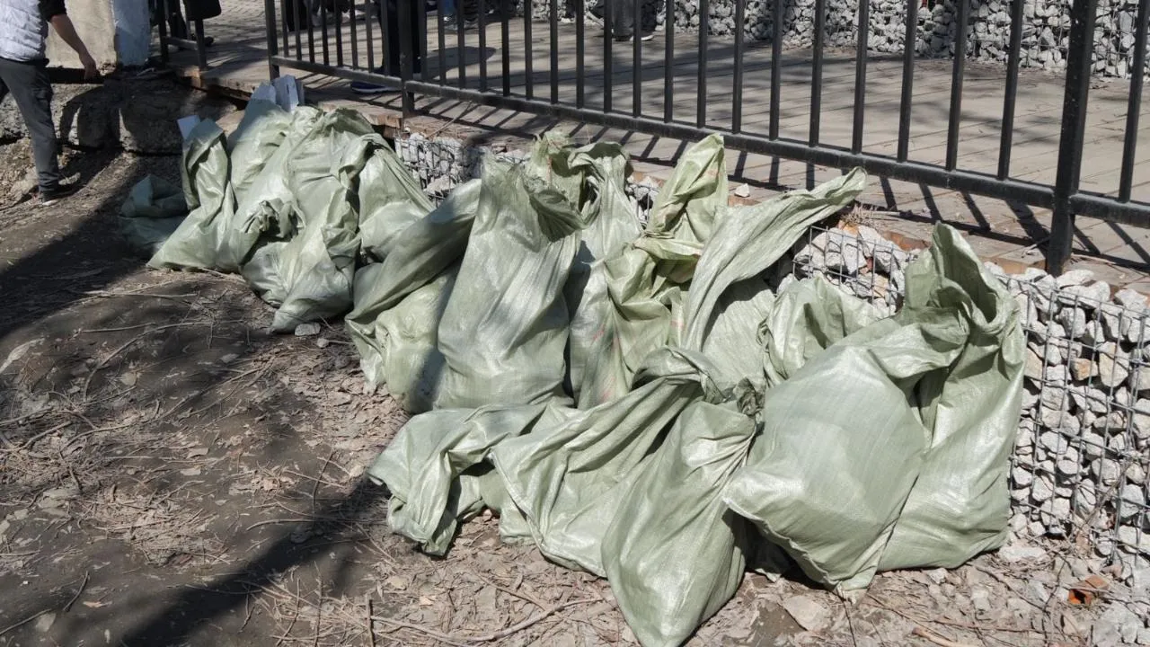 Таза Қазақстан: Семейде Бейбітшілік аралында тазалық акциясы өтті