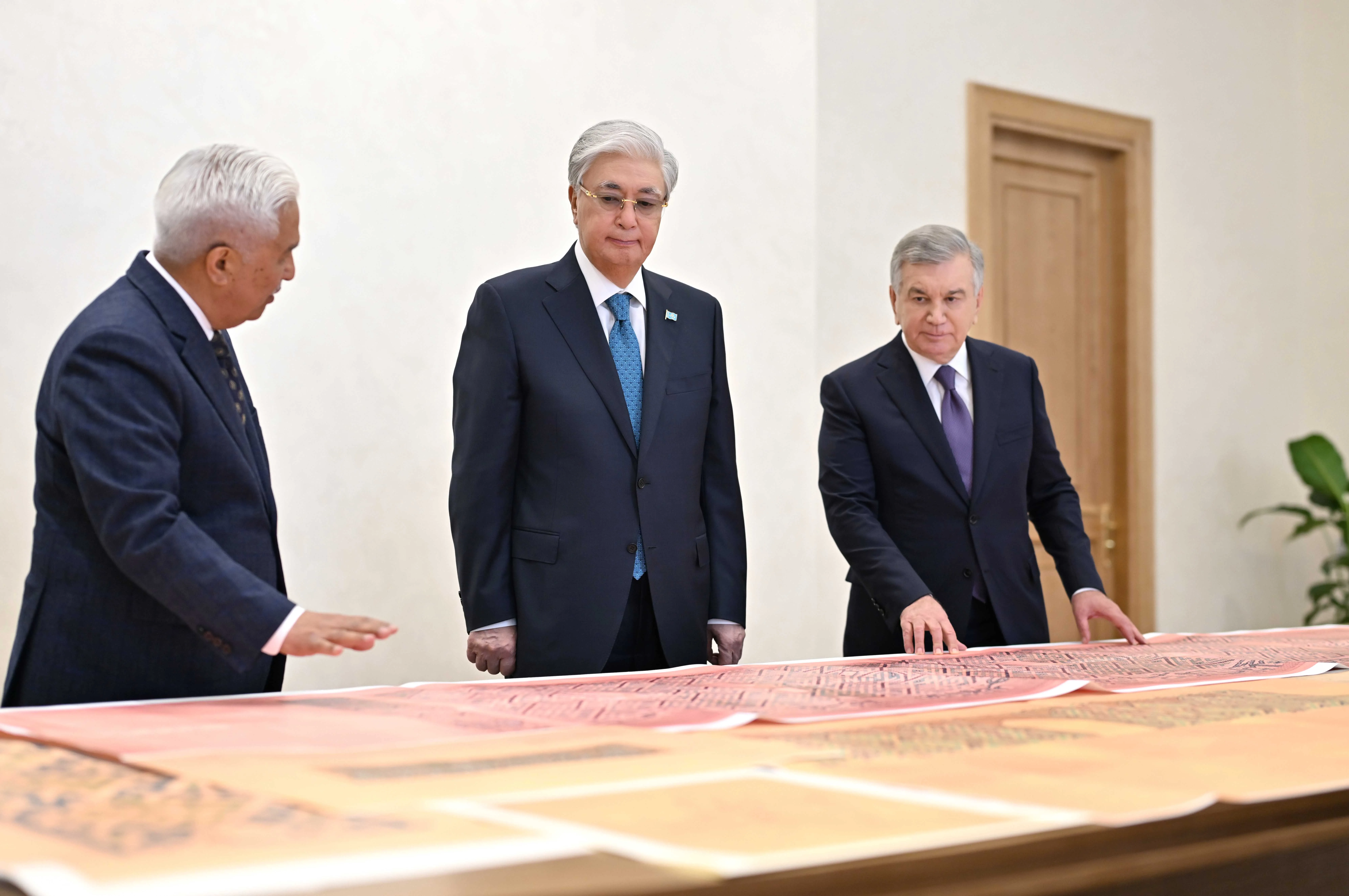 Шавкат Мирзиёев Қасым-Жомарт Тоқаевқа бірқатар тарихи құжатты тапсырды