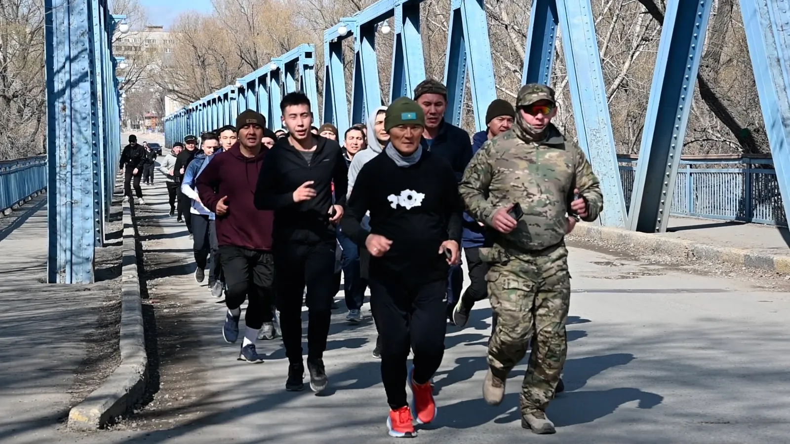 Военнослужащие Семея провели 15-километровый забег ко Дню Сухопутных войск