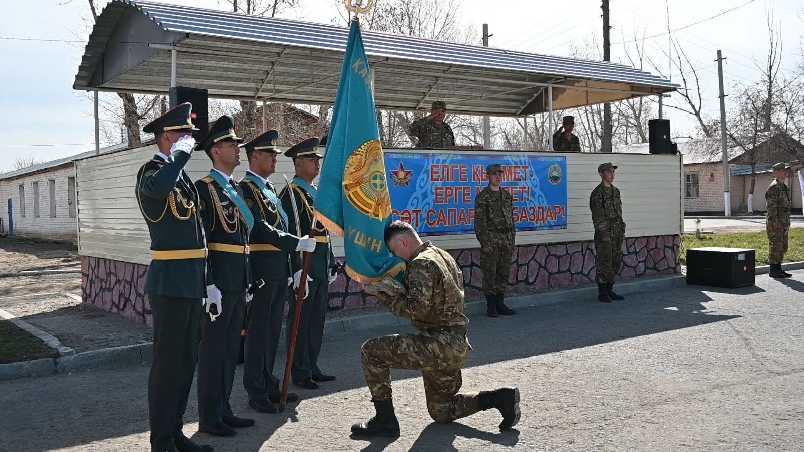 Семейские солдаты попрощались с боевым знаменем