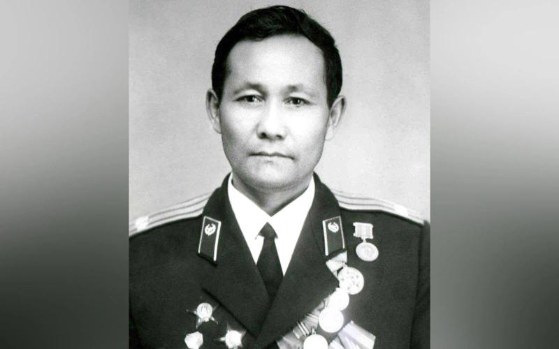 Глава государства вручил награду сыну «Халық қаһарманы» Кенжебая Маденова
