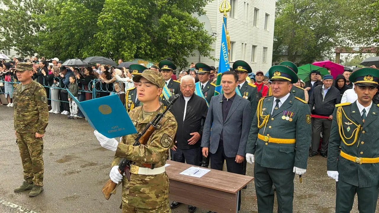 Абай облысында жас шекарашылар салтанатты түрде әскери ант қабылдады