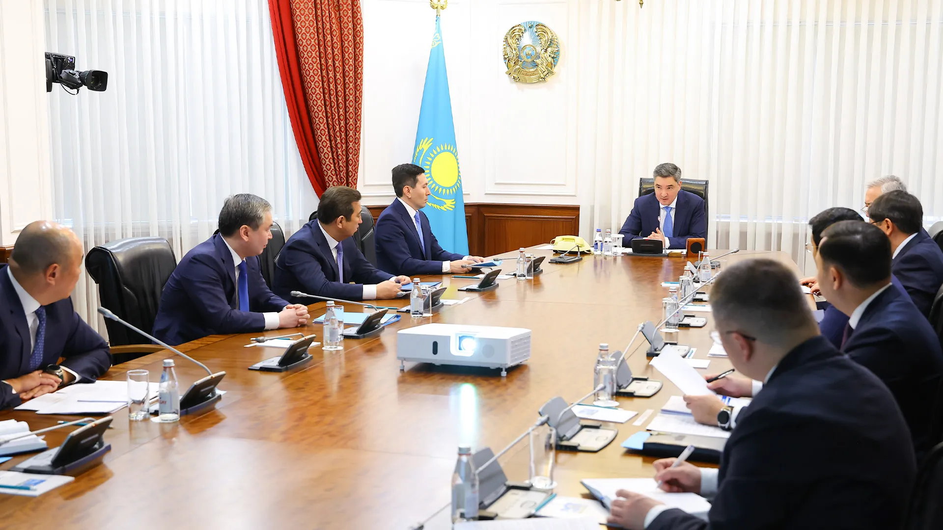 Олжас Бектенов поручил пересмотреть подходы к развитию легкой промышленности