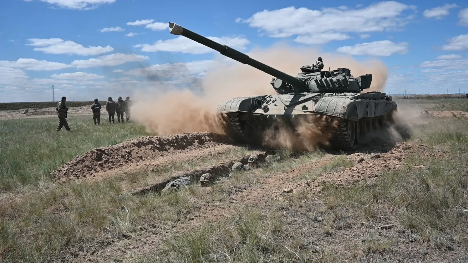 Закаливание в окопе поднимает боевой дух солдат