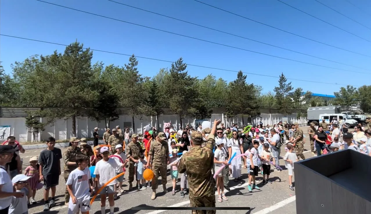 В Семее гвардейцы подарили праздник более ста детям