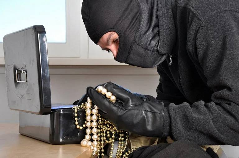 Семейде пәтерден алтын бұйымдарды ұрлау дерегі ашылды